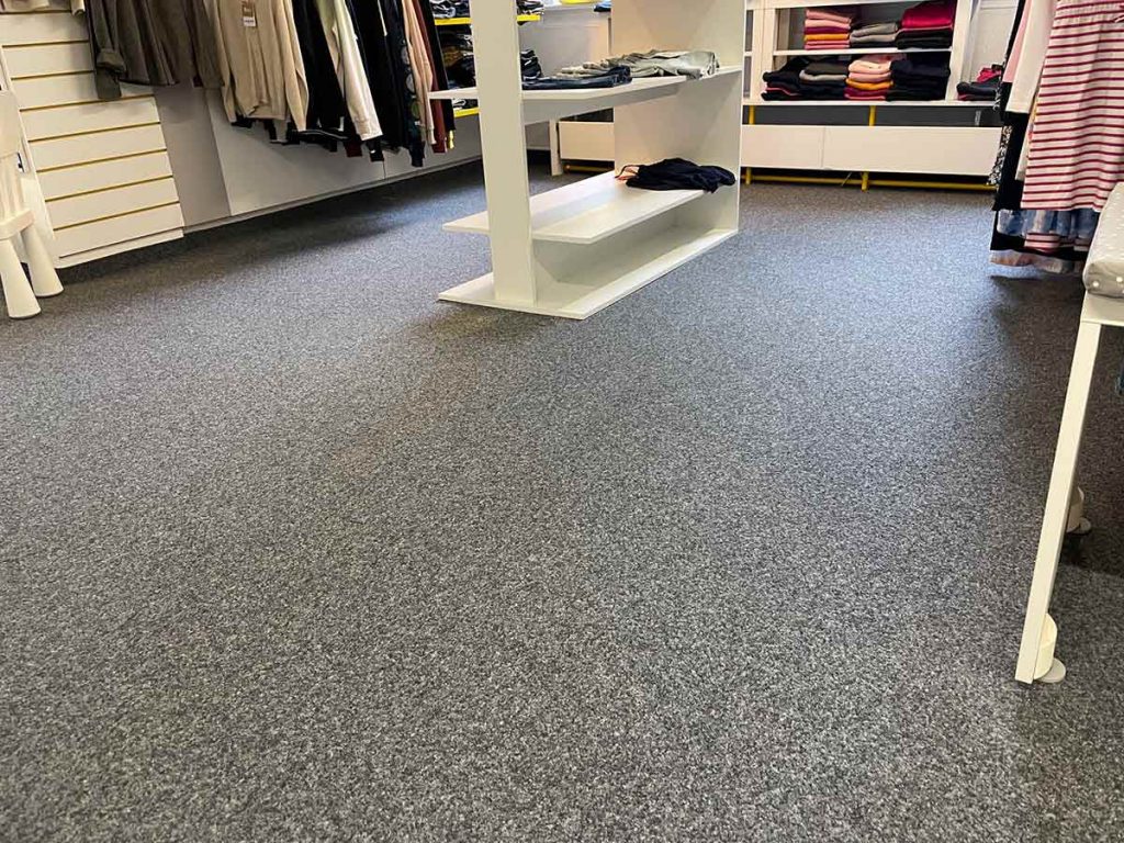 Foto des fertig belegten Verkaufsraumes der Kinderkiste
