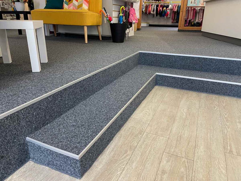 Foto des fertig belegten Verkaufsraumes der Kinderkiste