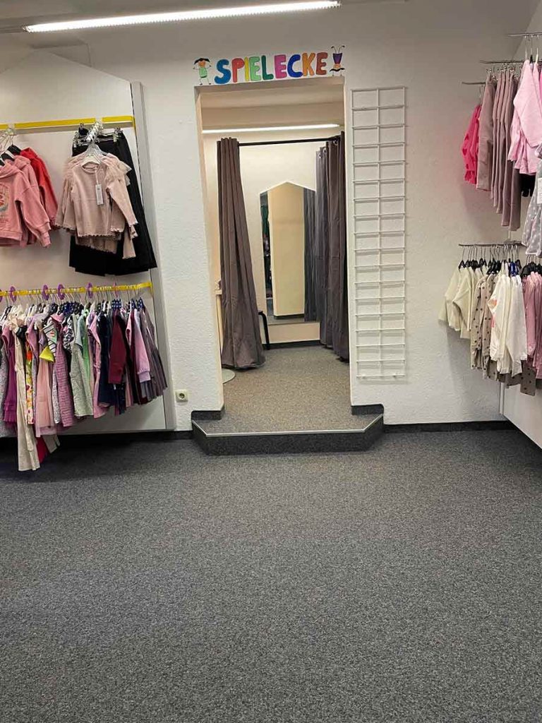 Foto des fertig belegten Verkaufsraumes der Kinderkiste